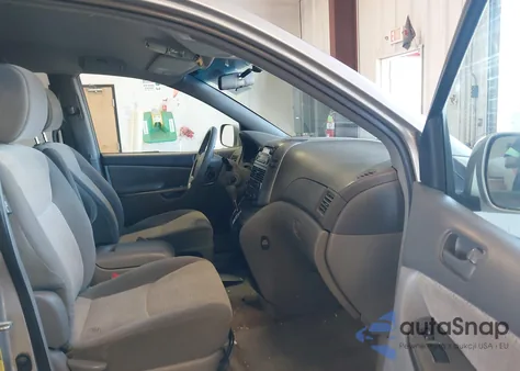 2010 Toyota Sienna Le 7 Passenger z USA, uszkodzony, nr VIN 5TDJK4CC8AS033841